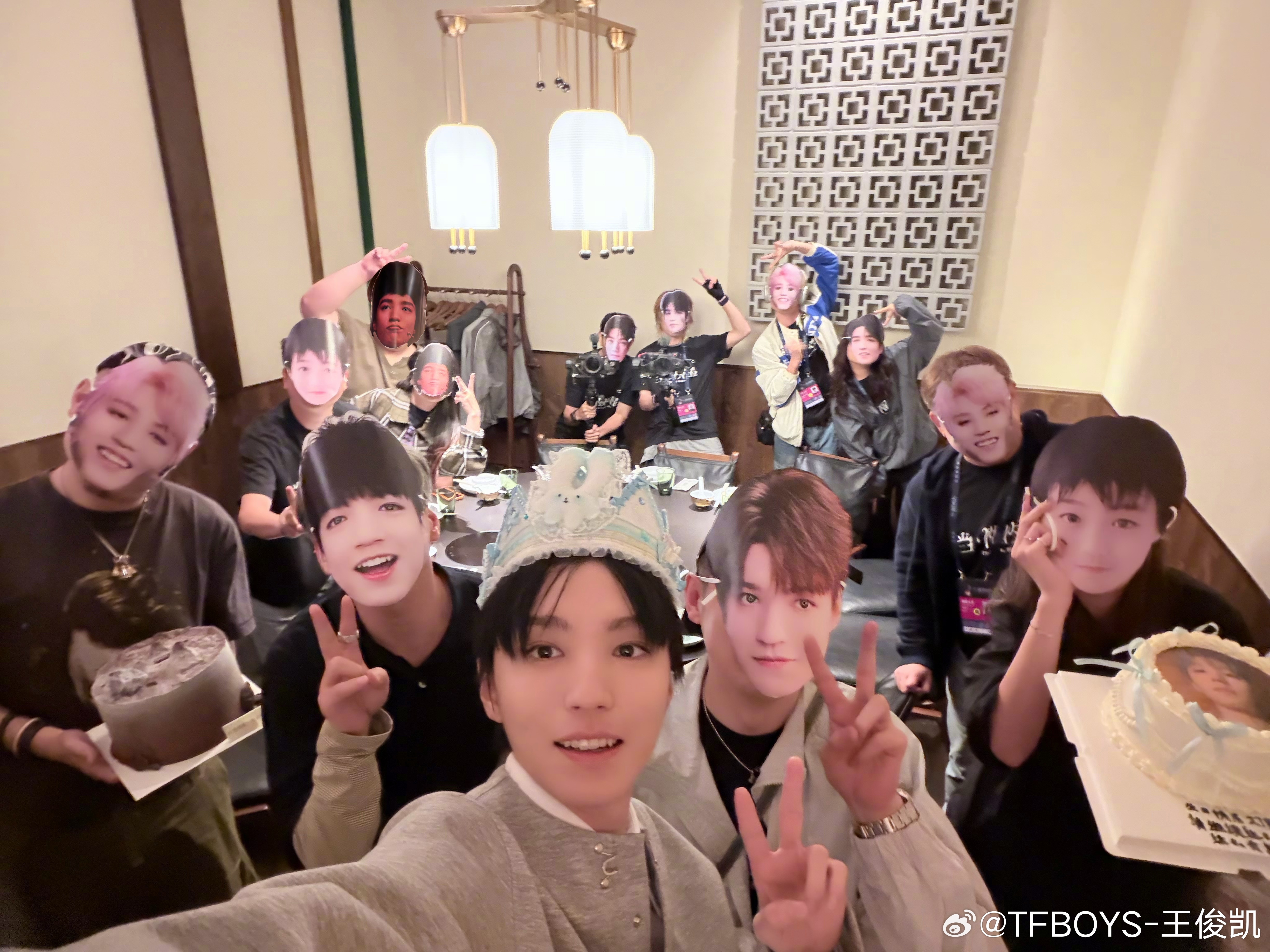 王俊凯开场前还在声乐练习最尊重舞台之人🥺🥺🥺 ​​​