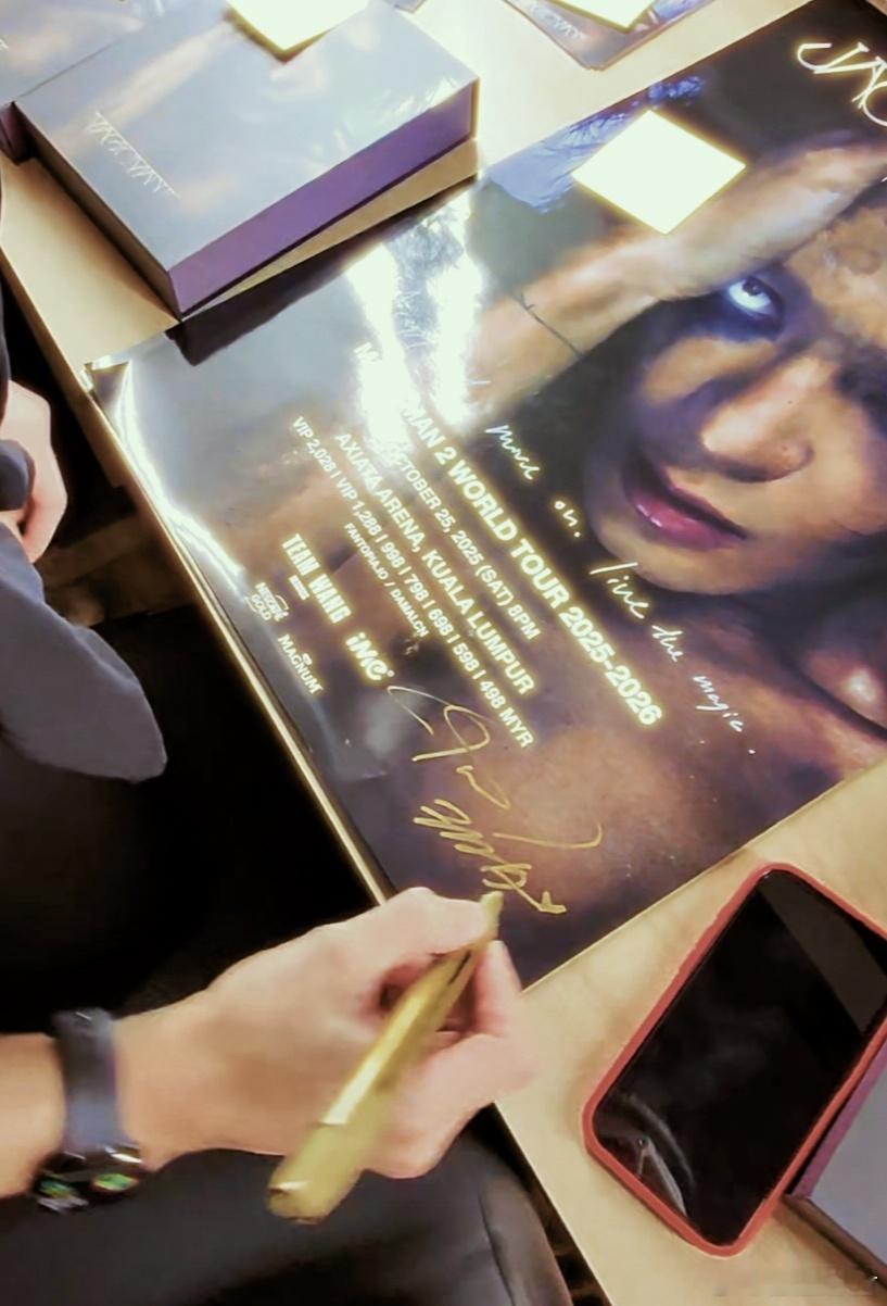 王嘉尔男友视角连载第一集 男友视角连载首集太迷人，王嘉尔对着镜子调整表演，素颜也