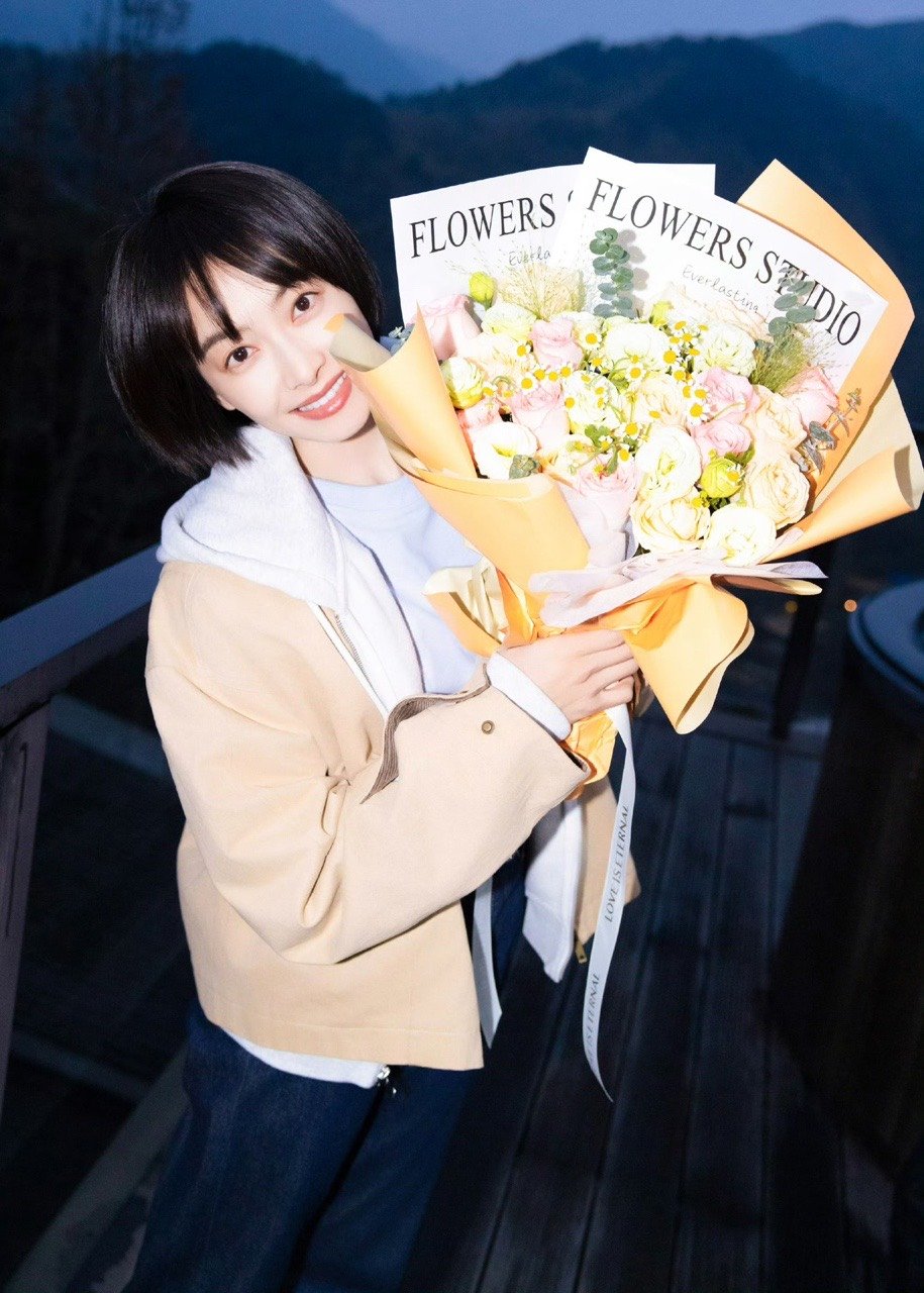 宋茜狂花杀青图宋茜狂花捧花杀青照宋茜狂花捧花杀青照宋茜