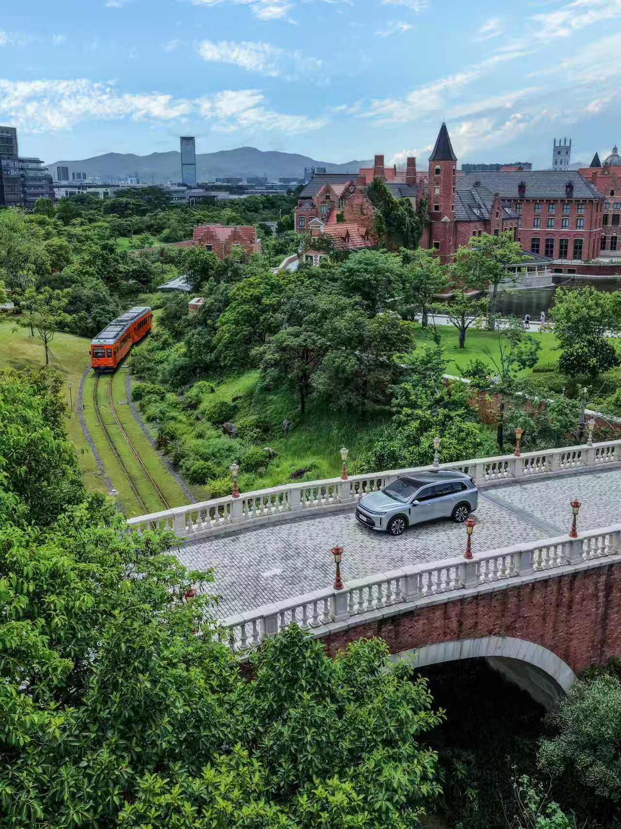 国产新能源交出亮眼答卷，华境 s 第 1 万台车在华为松山湖交付，这场交付仪式藏