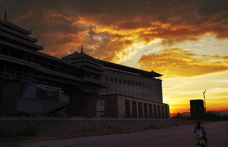 看到“落日黄昏近”这个上联，一下子就来了兴致。对联讲究对仗工整、意境相衬。我觉得