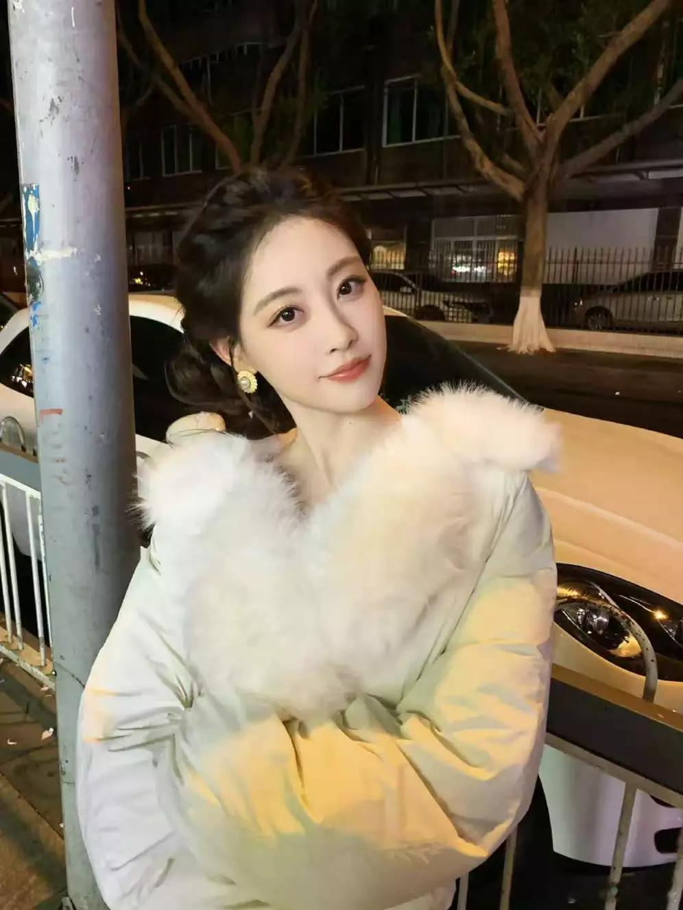 文亦娱乐祝绪丹穿毛领外套梳侧马尾娇俏鲜活 干饭自拍甜度超标 