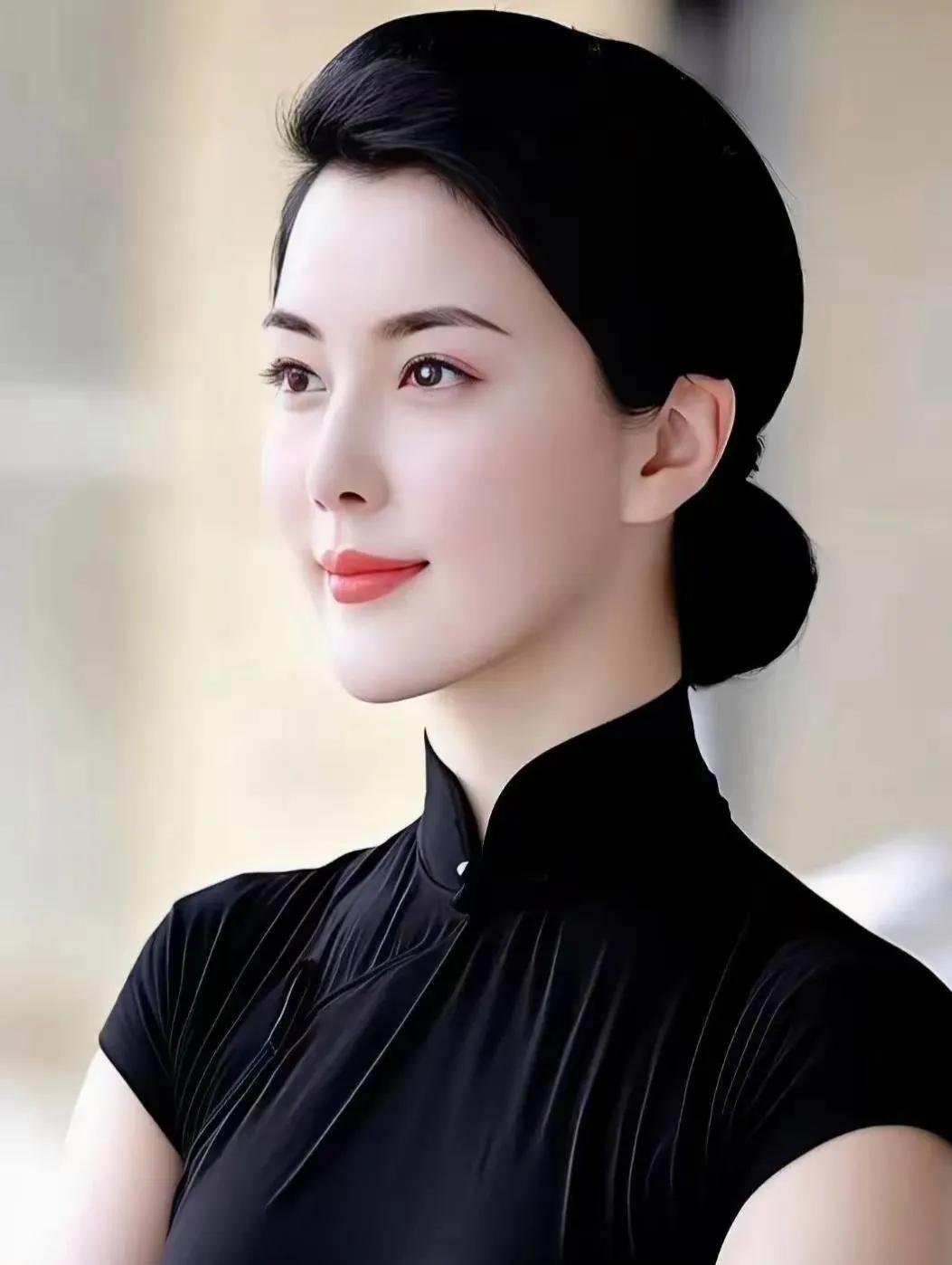 藏头诗•柔情似水   绝代风华
文/无冕诗人

1
柔枝弄影月宫寒， 
情绕幽林