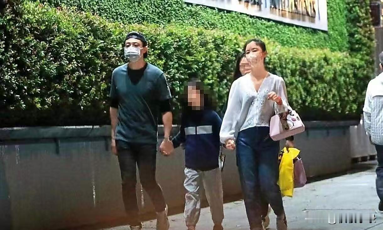 哇塞！林心如一家三口简直温馨得不要不要的呀！霍建华看向女儿的那个眼神哟，满满的全
