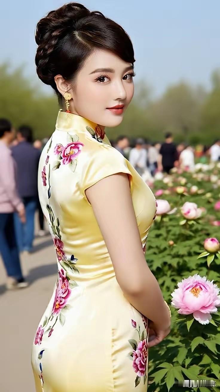 回眸一瞥韵味声，
青丝高挽沾风清。
唯有牡丹真国色，
花开时节动京城。