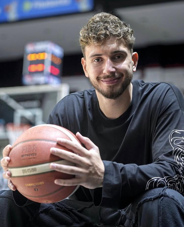 申京简短问答在NBA“我也属于这里”的第一时刻：“当我第一年与湖人对阵詹姆斯时，