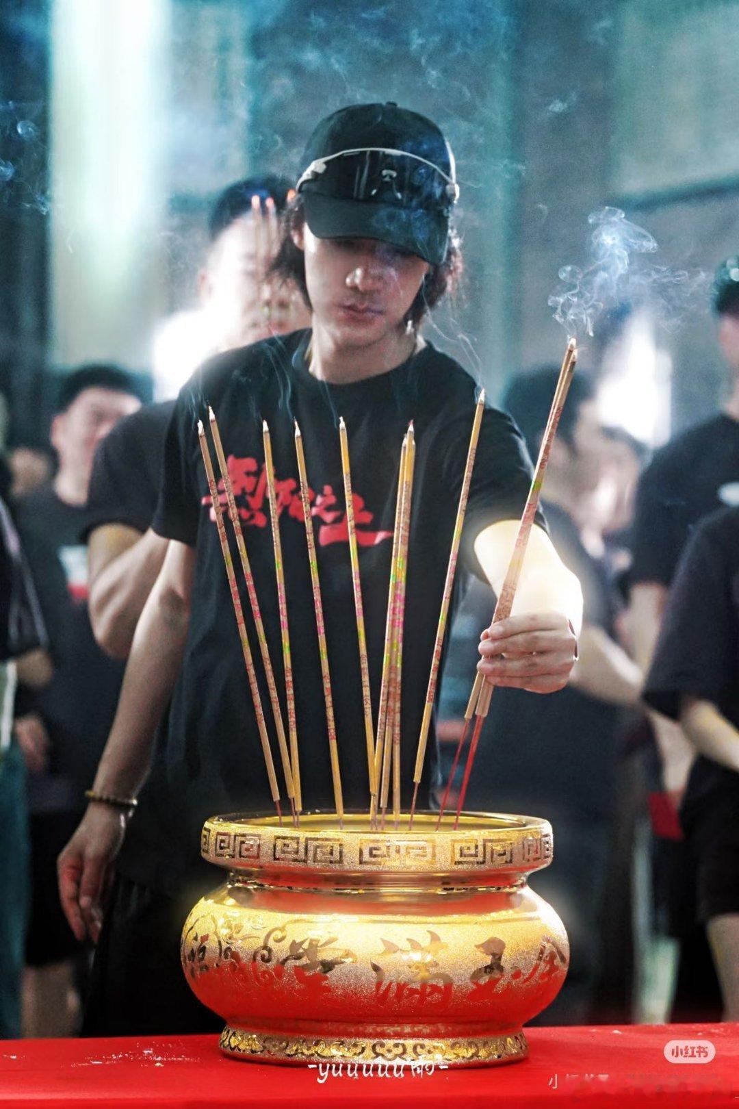 此沙在广州拍《烈阳之上》啦，这港风路透绝了，今天短发造型好乖，是换了啥神秘剧情呀