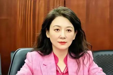 这个女人的周围全是能量！

一打眼，一大美女，肤白貌美，光鲜照人，那个男人见了不