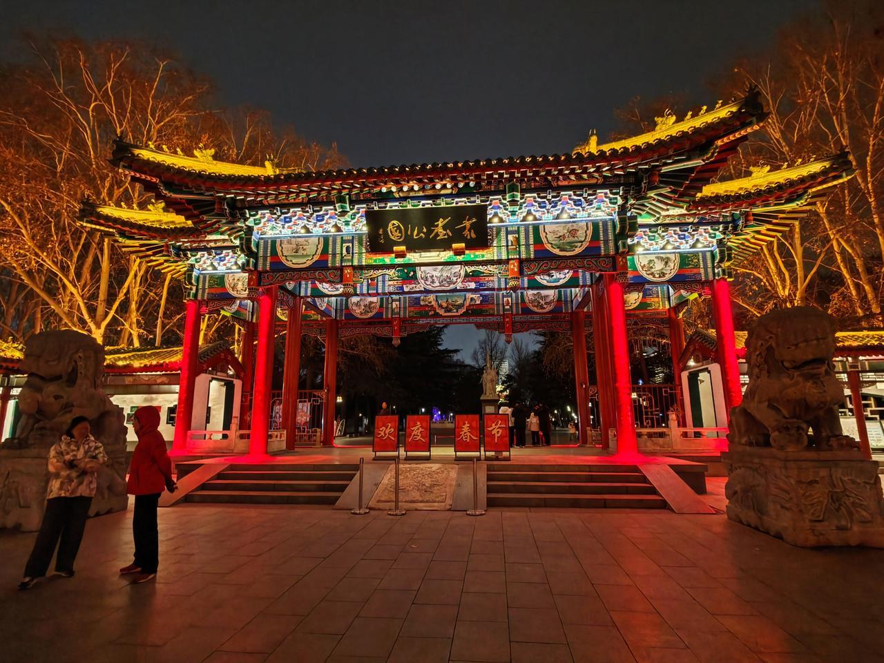 夜晚的丛台公园，光影璀璨，美轮美奂！既有跨越千年的历史厚重，又有谱写未来的现代美