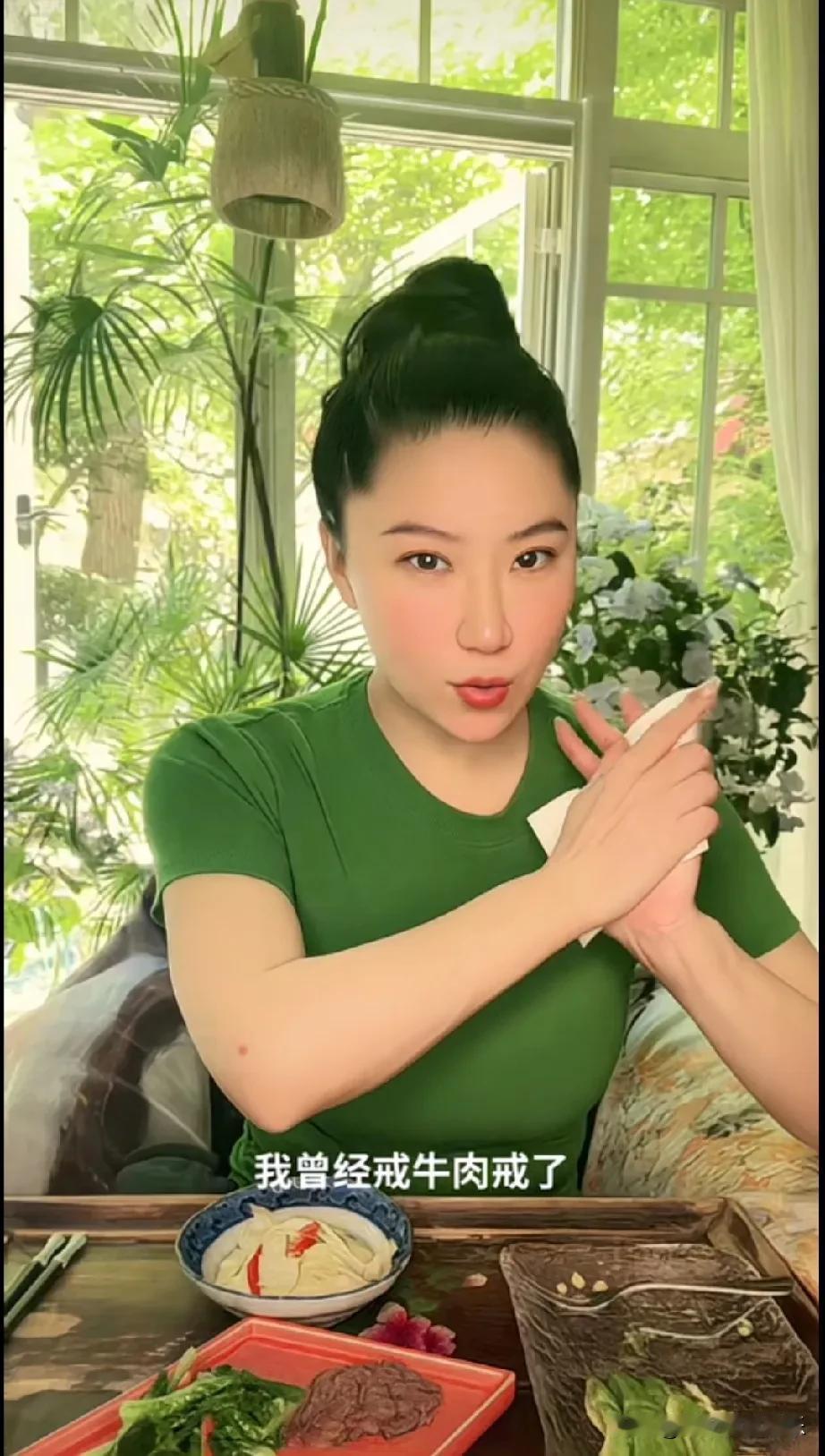 coco说她戒牛肉15年了，因为谢贤是属牛的，好像不能吃自己的属相。

coco