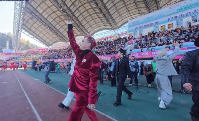 云南bigbang空降滇超昭通赛区开幕式，这五个亲兄弟蹦山咔拉咔模仿Bigban