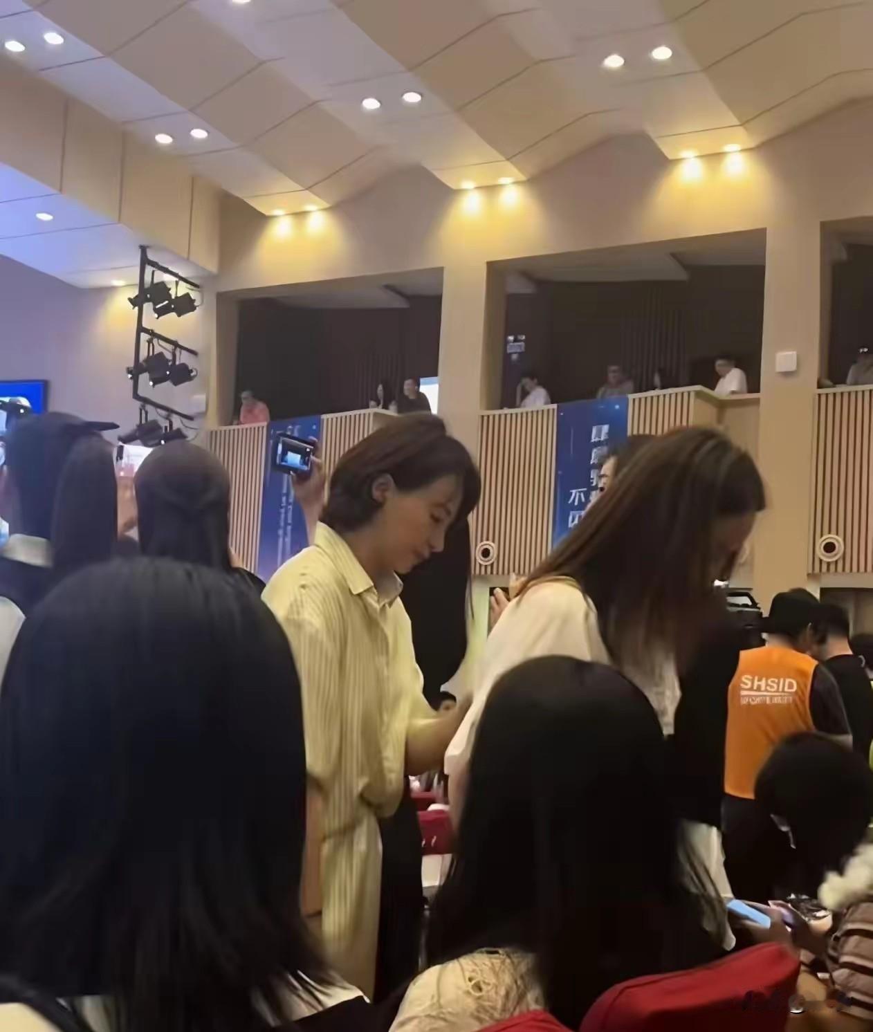 毕业季的感动，又多了一份属于董卿的。53岁的她，一身白色条纹套装，标志短发，知性