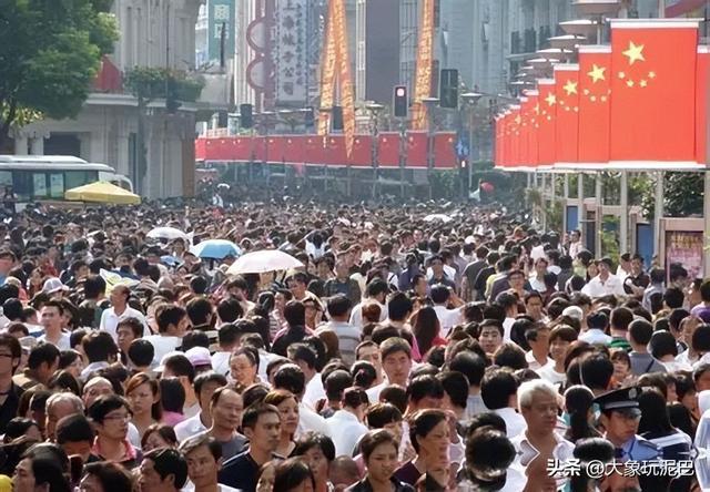 假如人口减半后8亿劳动力去哪？制造业真要哭了
8亿劳动力腰斩！中国制造业会被AI
