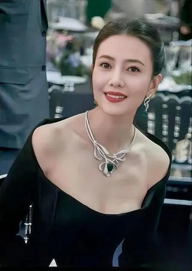 大网红，你欠她句“谢谢”！

那个被骂“没眼光”的“对联圈高圆圆”，还在为你挡枪