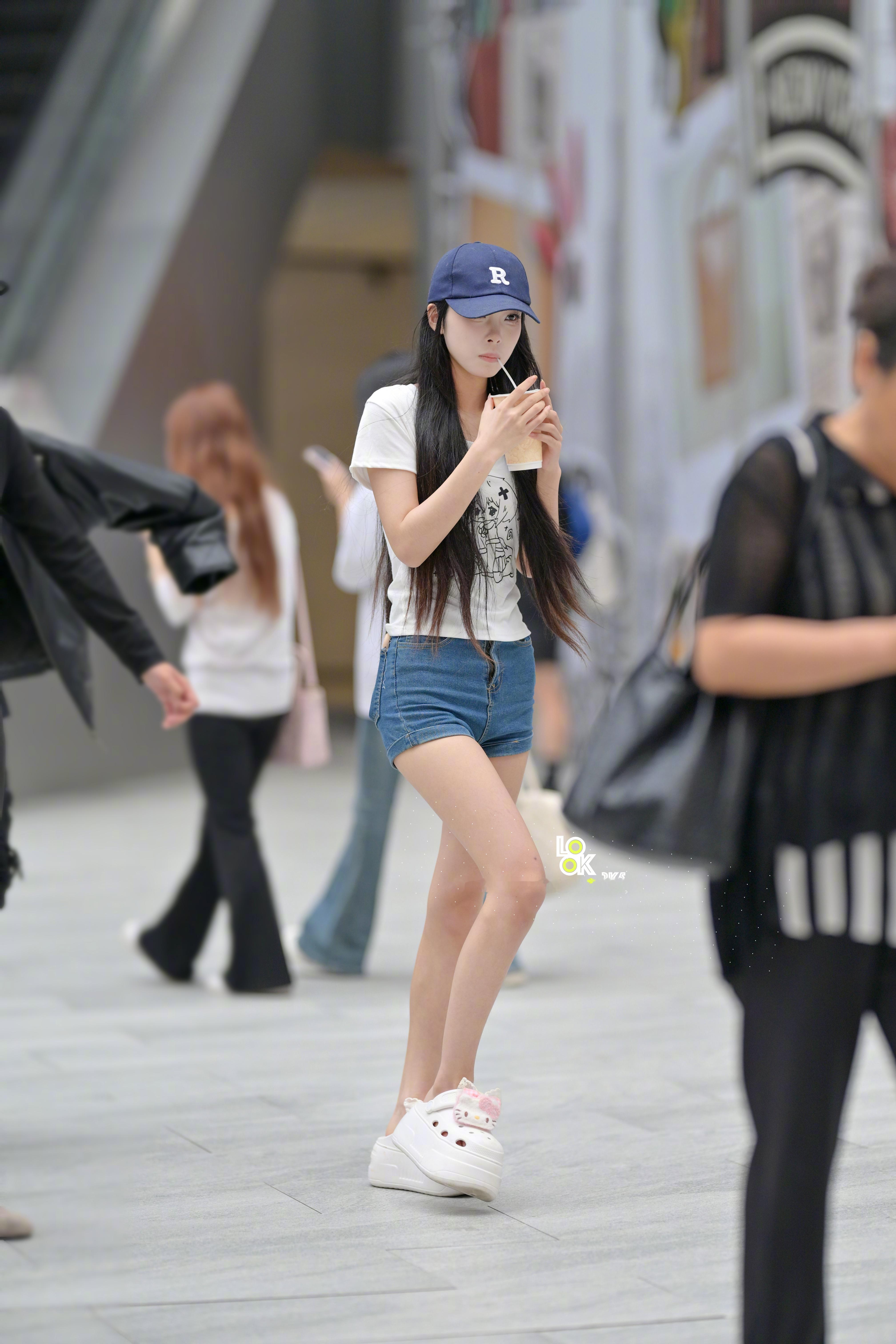 玩手机好认真哦 ​​​