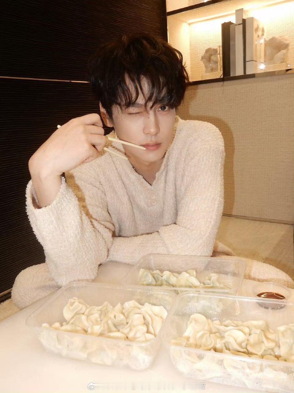 田栩宁live图背景音好吃哦~ 