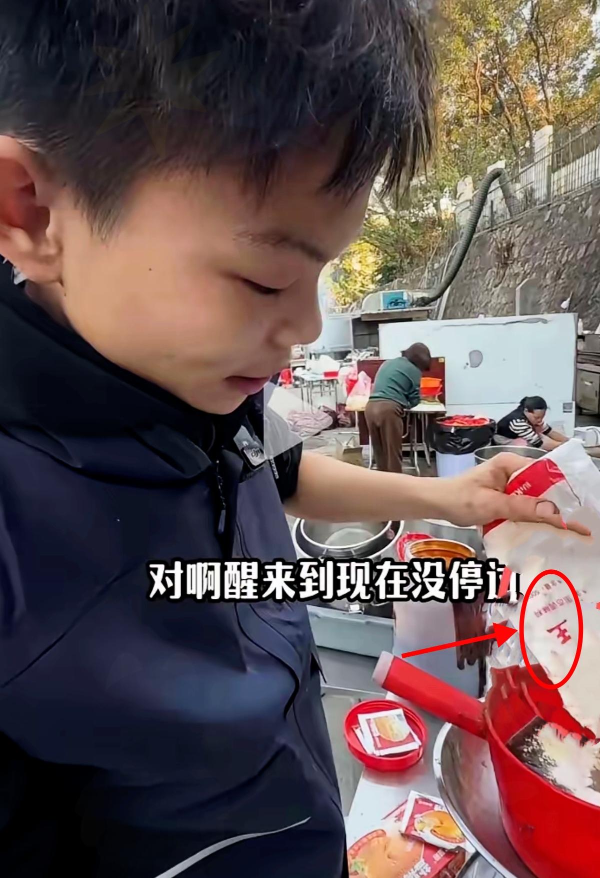 别再为网红路边摊疯狂打卡了！16岁爆火烤鸡少年的“秘方”，藏着让你后怕的健康隐患