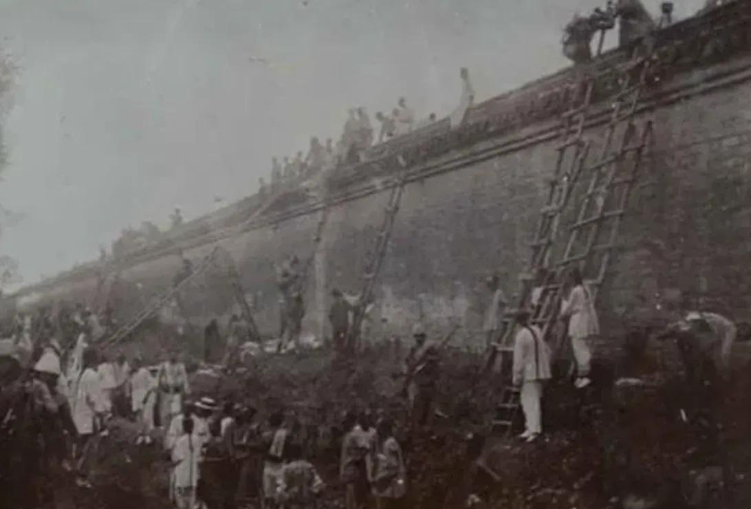 真实的历史影像

1900年8月15日拂晓，八国联军搭云梯攻击紫禁城，得到北京某