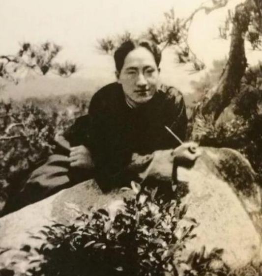 徐志摩的儿子徐积锴晚年说过一句话，父亲如果不死，活到八九十岁，相信还会有女人要他