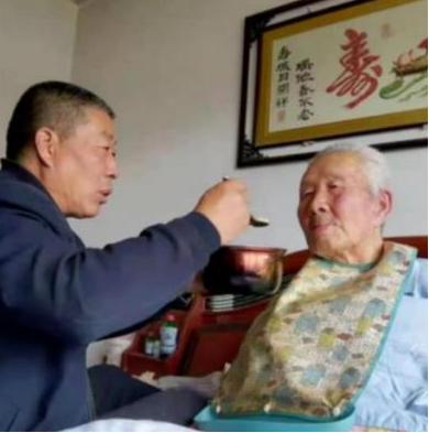 湖北一快递员救下一位车祸老人，却遭老人女儿反咬一口，致使快递员负债14万，谁知道
