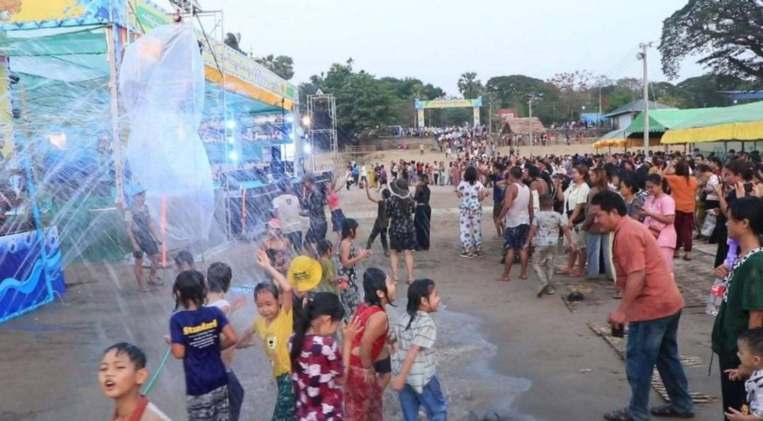 缅甸帕安首届沙滩泼水节开幕！50多个摊位、水上充气城堡等你来
