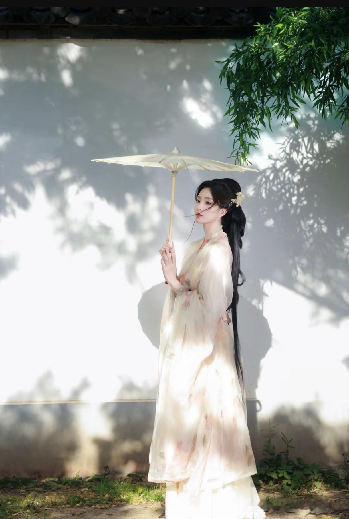 竹影摇曳间，美人撑伞立。国风撑伞写真 竹林古风少女 唐装团扇美人 竹韵美女 竹畔