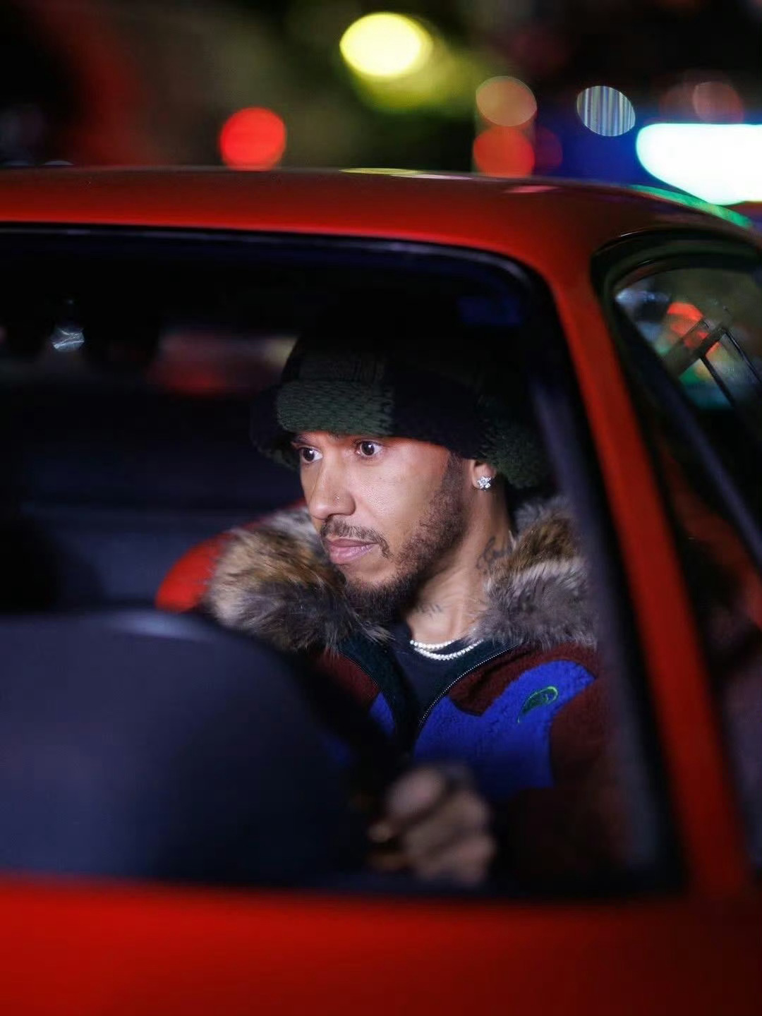 我原以为汉密尔顿只是单纯开开法拉利F40，在日本，原来那天晚上KIM也在车上阿金