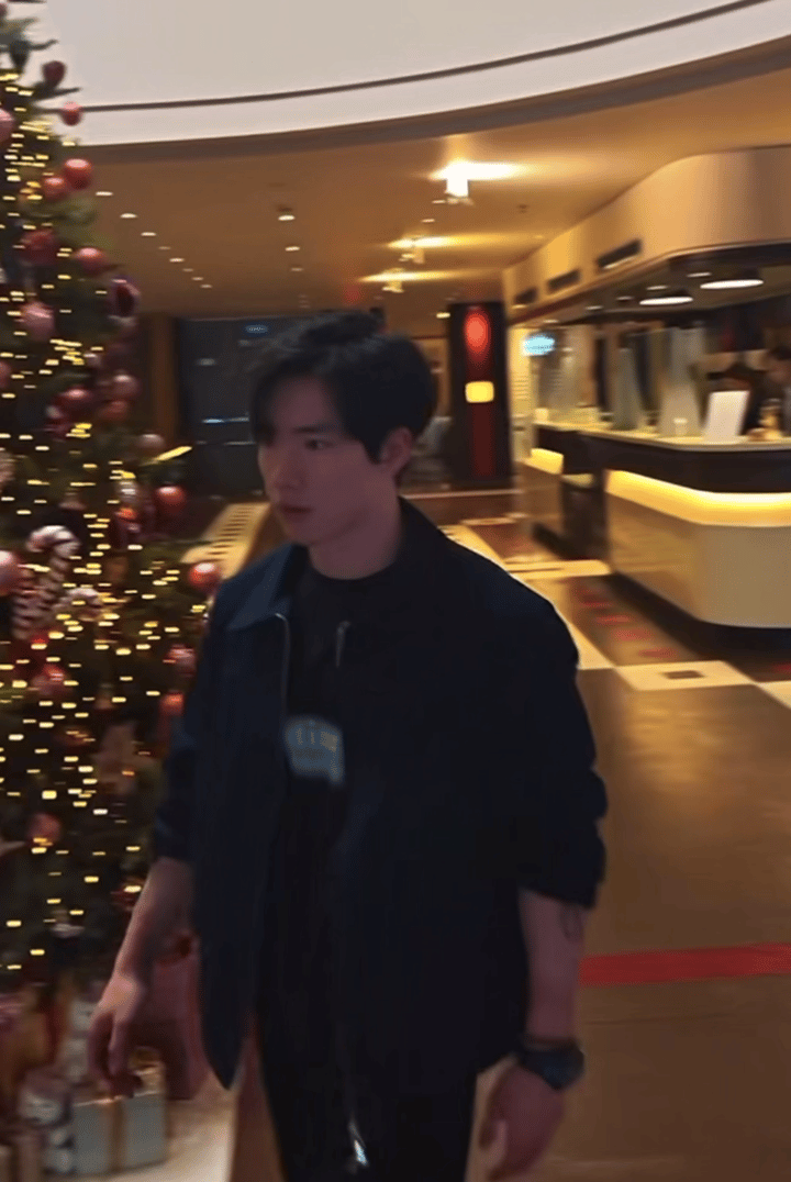 不错，还会拍转场了， 好帅 