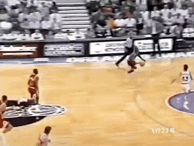 乔丹隔人挑篮！

这个挑篮有点夸张。

是因为乔丹跳得有点高。

在NBA不多见