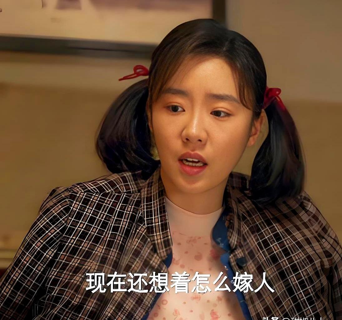 《好好的时光》里，王元媛这闺女真有点“狠”。
当街就拦着亲妈，死活不让她再嫁！