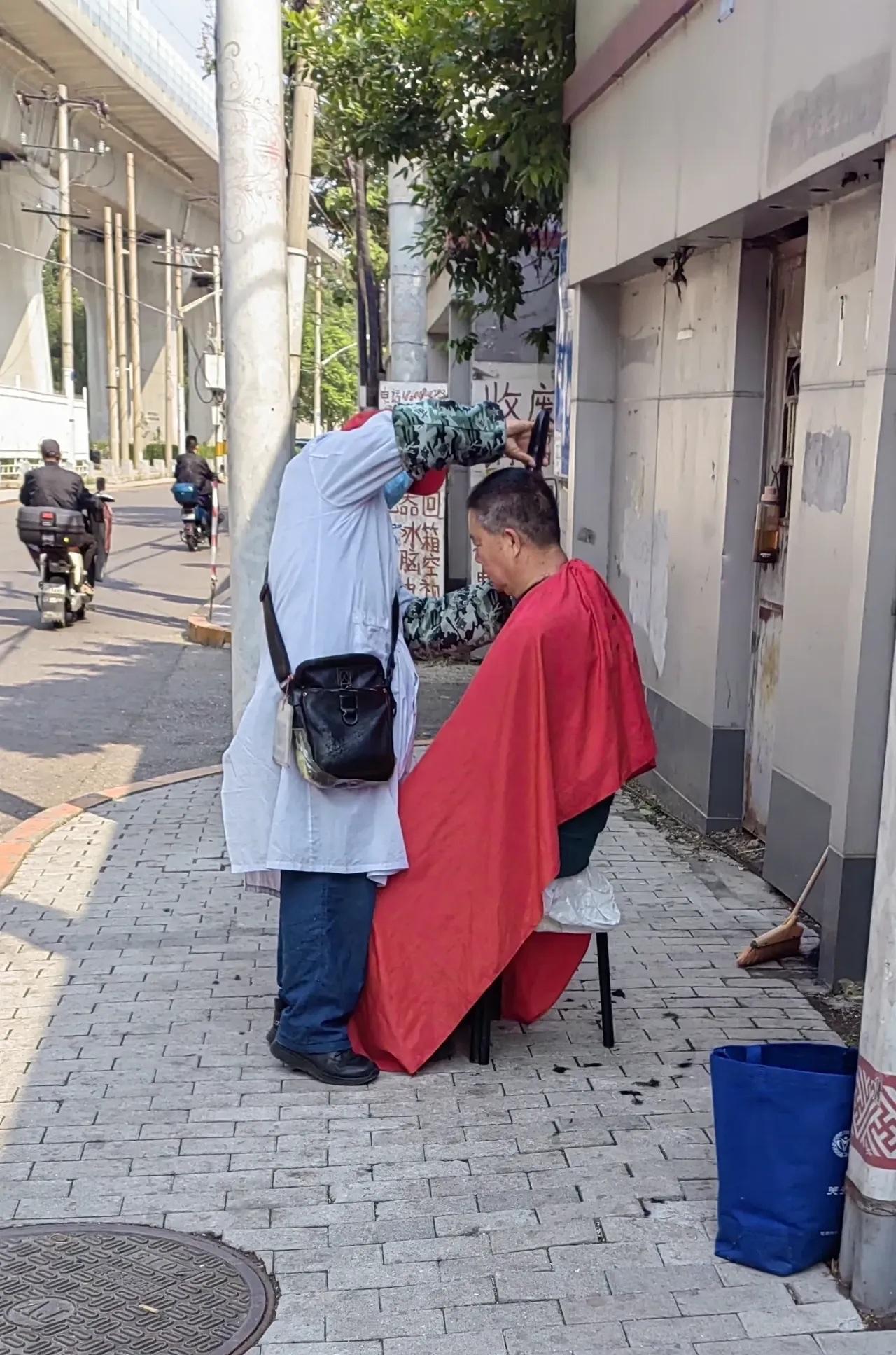 2025年在北京带孙子，丰台区就有10元钱理发。就是西城区与丰台区交界地带。
