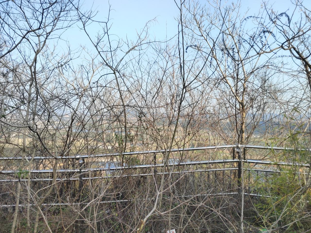 山脚下的那几里路坑坑洼洼，但当地专门设置了一个免费停车场，让人觉得很温馨。