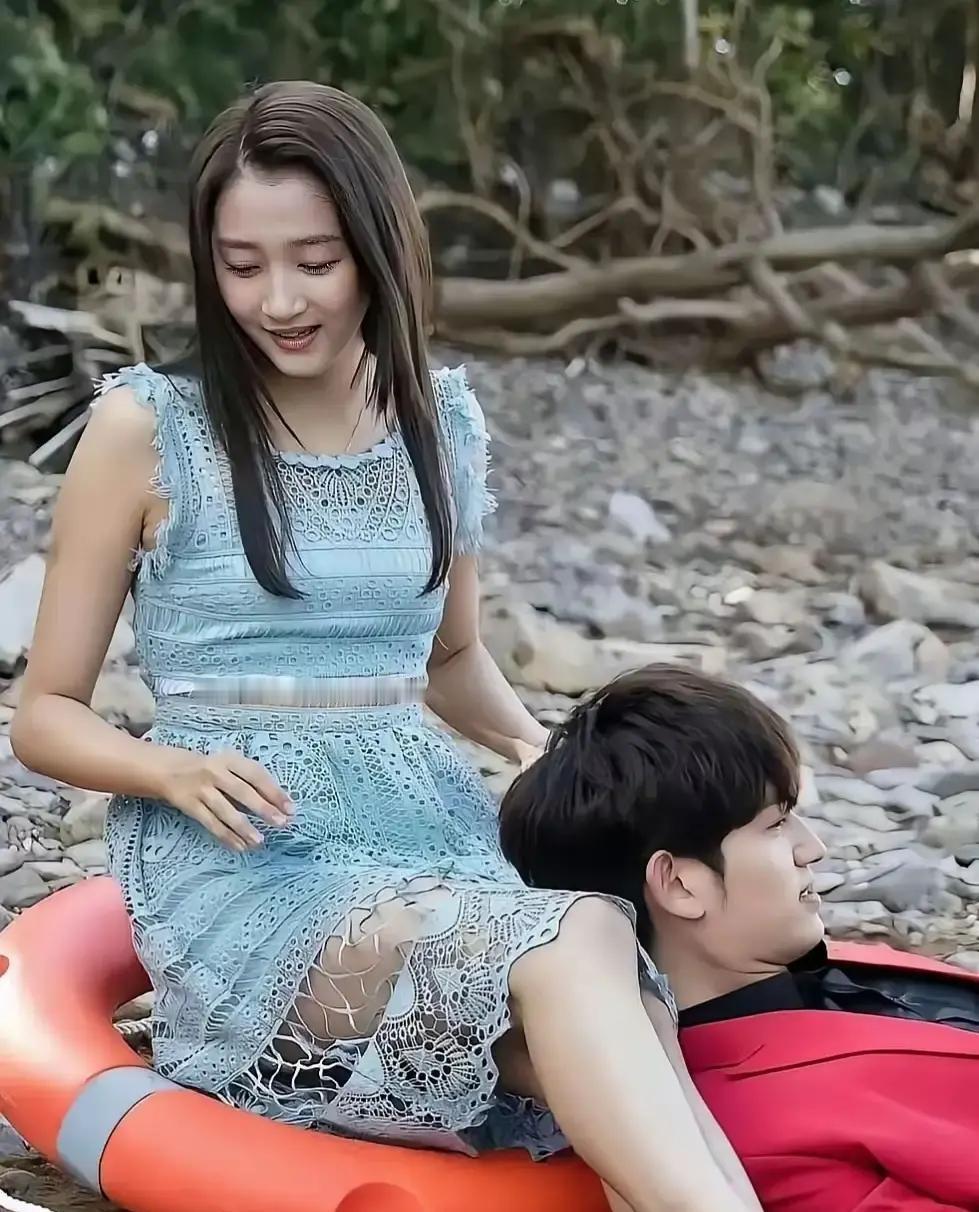 关晓彤让陌生男枕大腿？
这画面太冲击了。
我看到视频里那男的蹭来蹭去，她明显不自