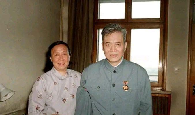 1986年7月，邓稼先浑身大出血，而在离世之前，他拉着妻子的手，深情地说着，这辈