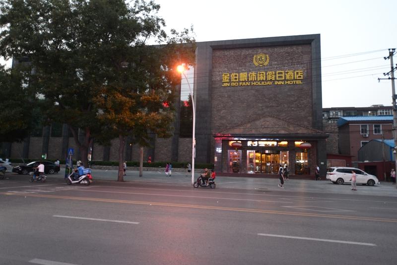 这新闻看得我真是无语了。一男子容留俩女子卖淫，就获利500多块钱，最后还被判刑了