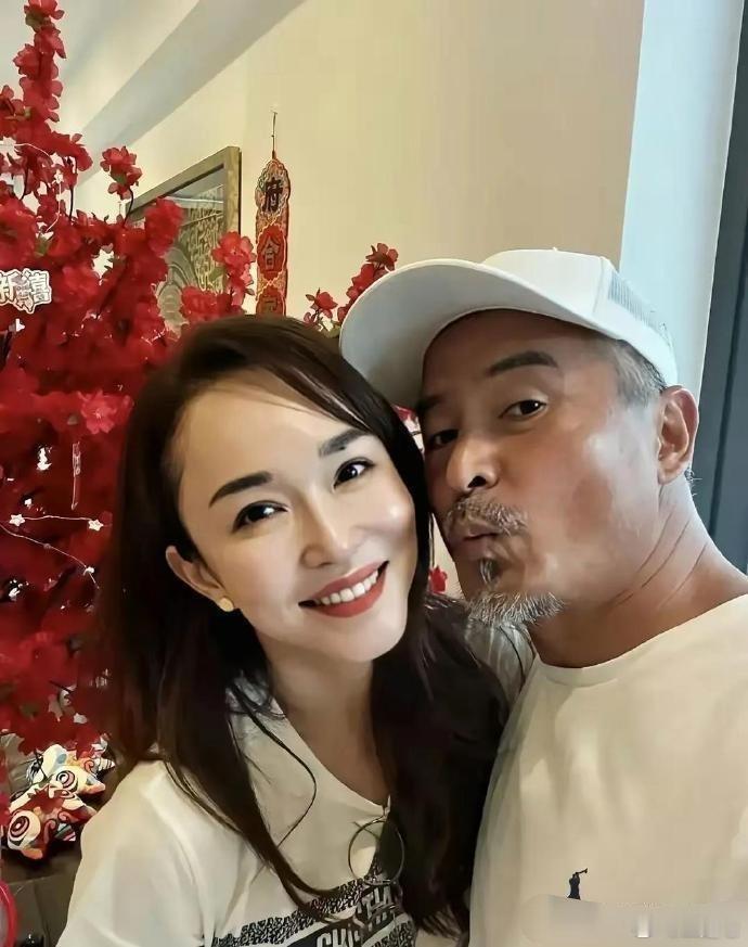 把老公熬成爹的除了范文芳，还有一个蒋勤勤！陈建斌和蒋勤勤坐在一块简直就是两辈人，