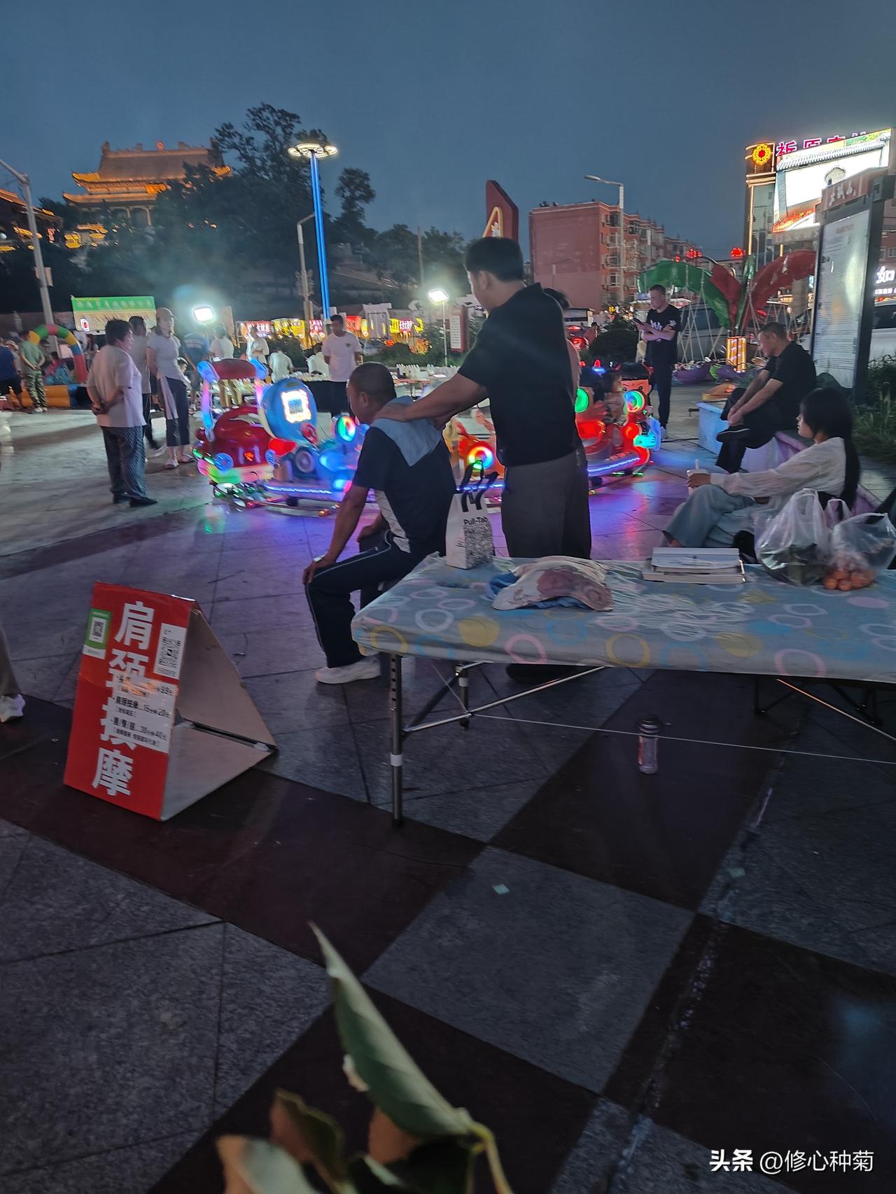 广场上的“小而美”
 昨日登山归来，我到广场散心。看着人群翩翩起舞，我也跟着活动