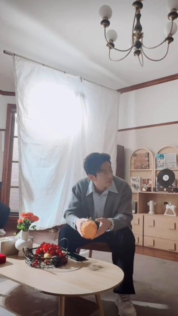 现场有谁就看哪些演员老师在，就看哪些演员老师。道具。