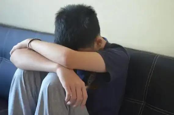 小姨带着八九岁的表弟，来姥爷姥姥家里玩，表弟对小姨总是不耐烦的大喊大叫。还动手打