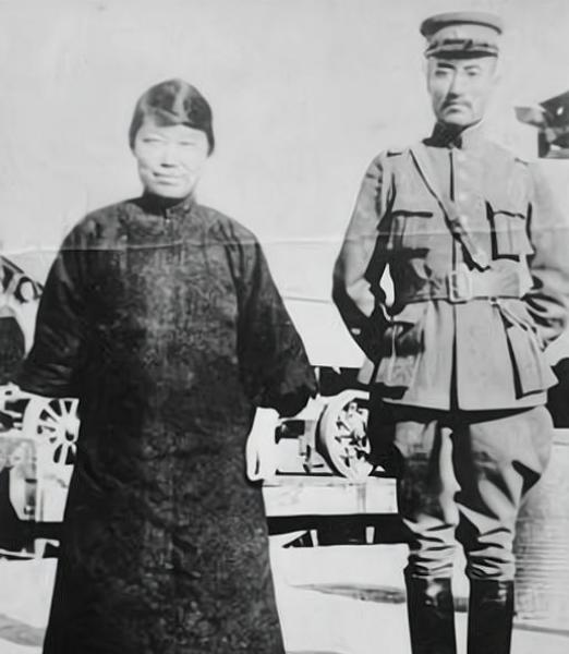 1925年12月25日，张作霖的卫队长高金山将郭松龄夫妇押到辽河边，郭松龄指着胸