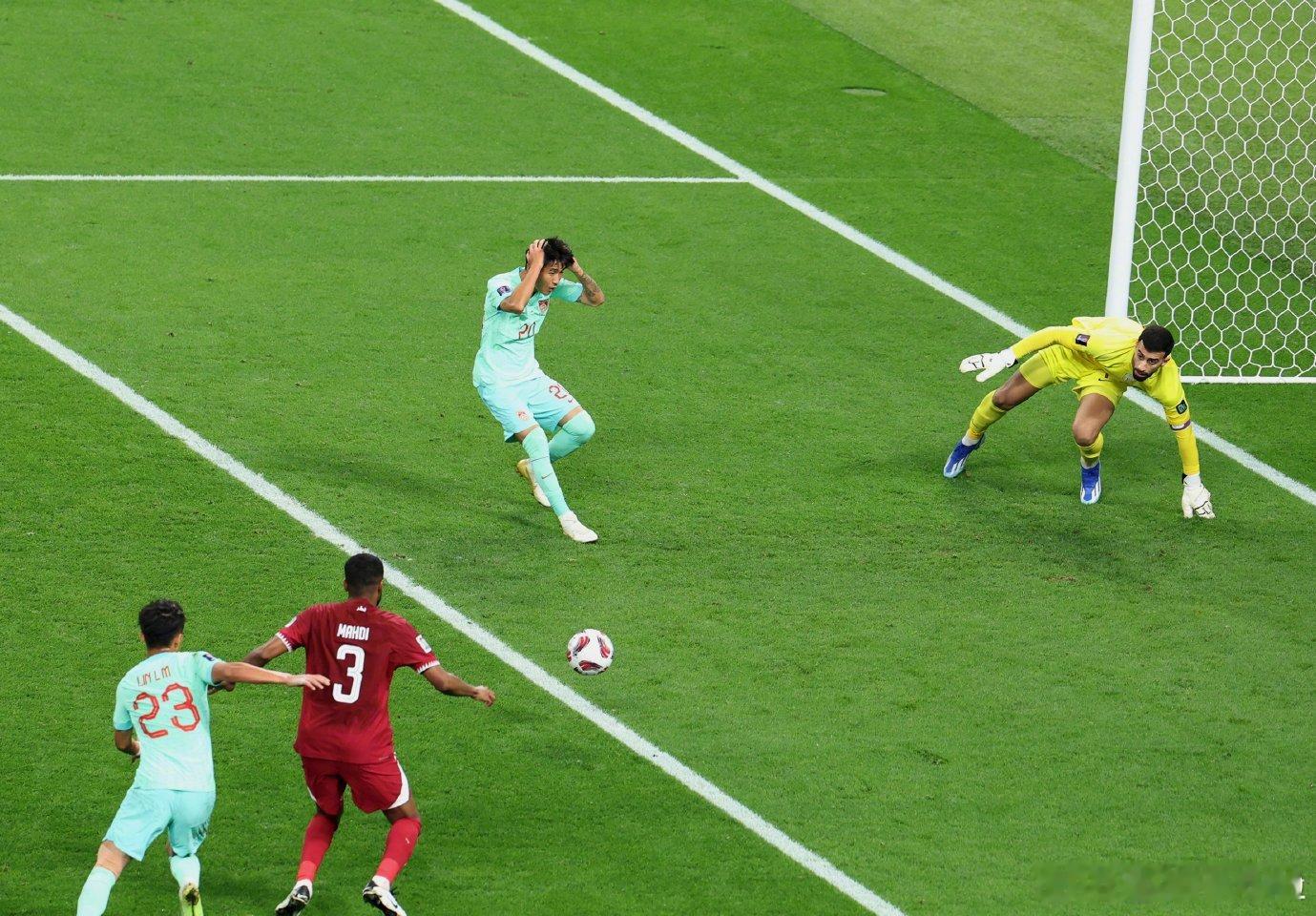 【#韦世豪说只有国足在原地踏步#】中国男足在亚洲杯A组第三轮比赛中0:1不敌东道