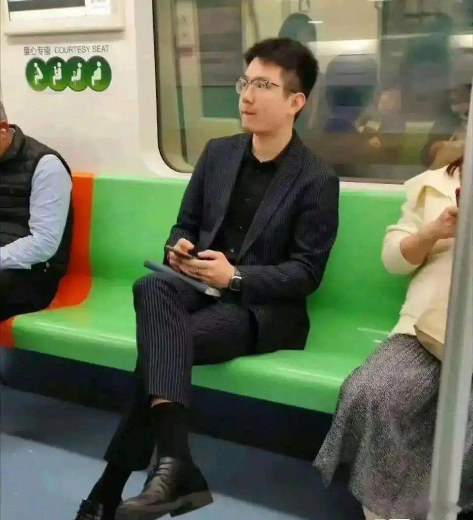 他是不是觉得自己很帅，很时髦 