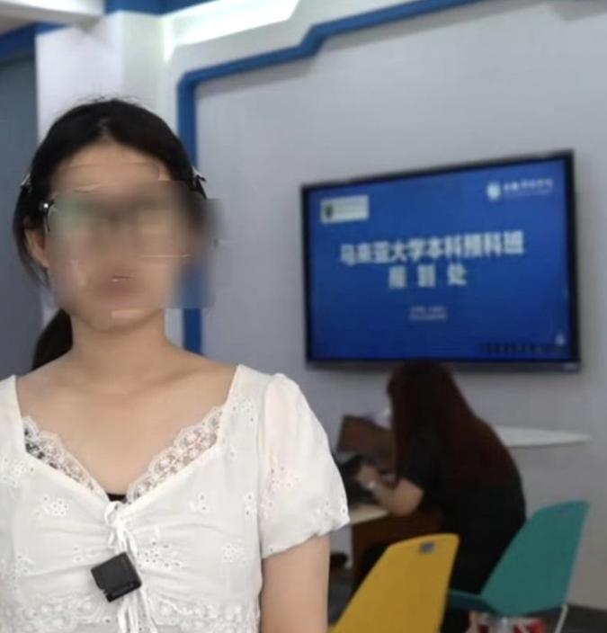 摸臀姐的大麻烦要来了。
那个诬陷4岁小孩摸自己屁股的女的，被人民日报点名批评了，