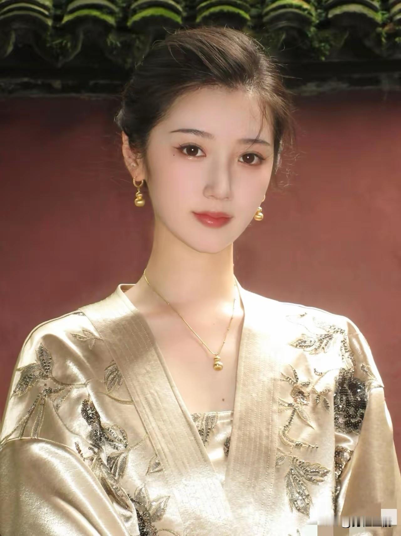 东方美人，古韵犹存，金衣华裳，韵味十足。