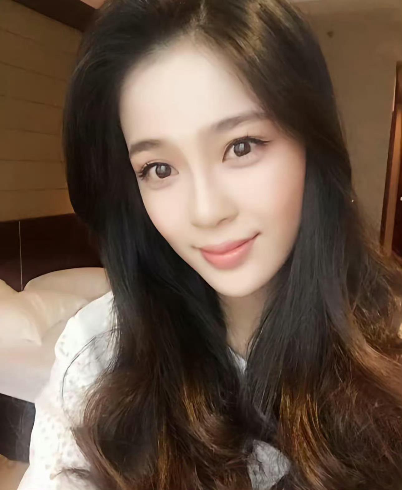 赵樱子说对陈晓一见钟情之前成毅对她表白过，现在又对陈晓一见钟情，赵樱子想红心却无