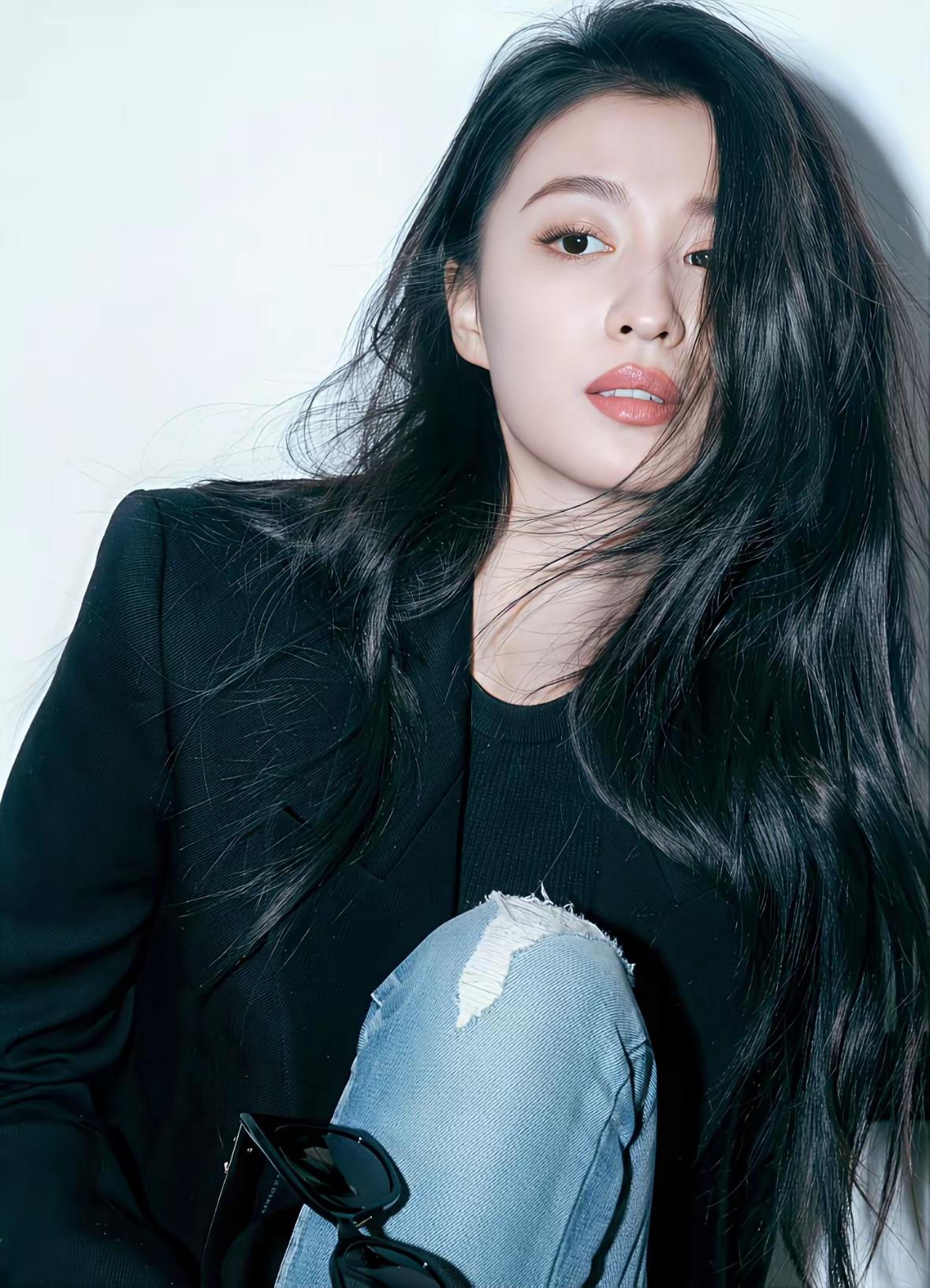 优雅黑发，时尚穿搭，自信满满！💄👗👠上联：青竹枝枝秀，诚邀下联 职场女性怎