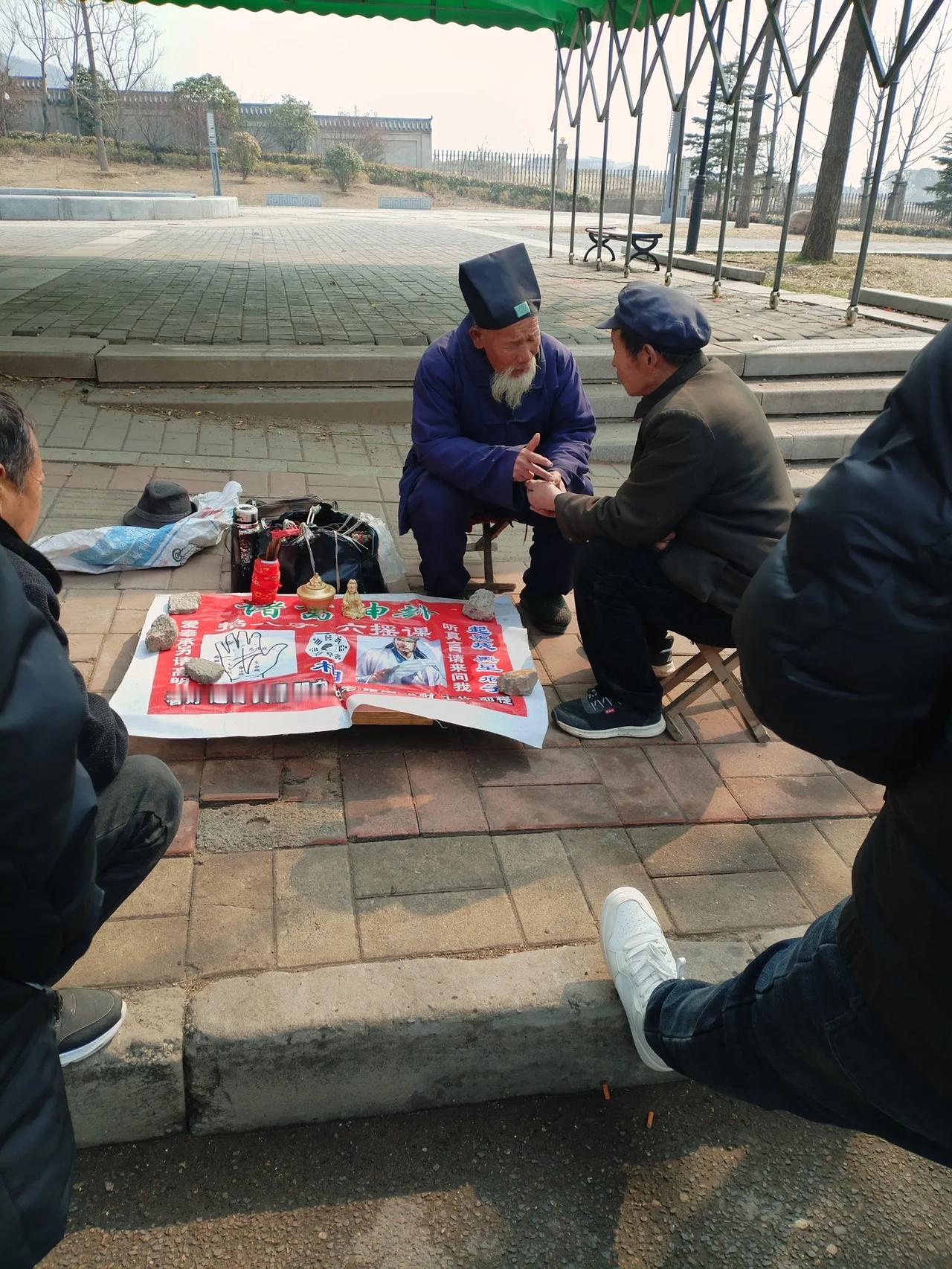 算掛之风何时休？
有时间去平顶山市香山寺，被一景象惊呆了，香山寺大门前宽敞的大路