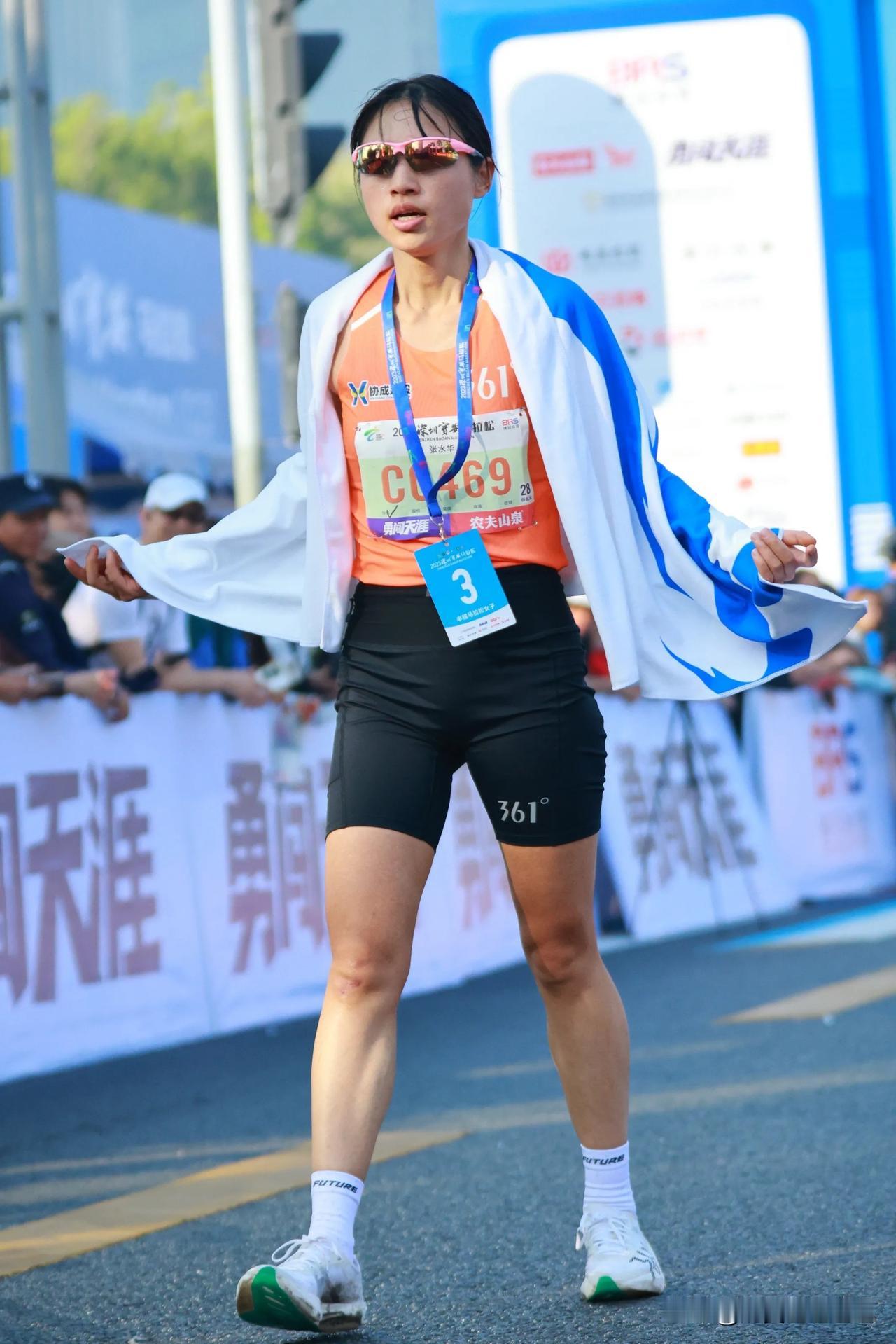 361°的98g马拉松跑鞋第一场实战？
今天深圳宝安马拉松，拿到女子半马第三名（