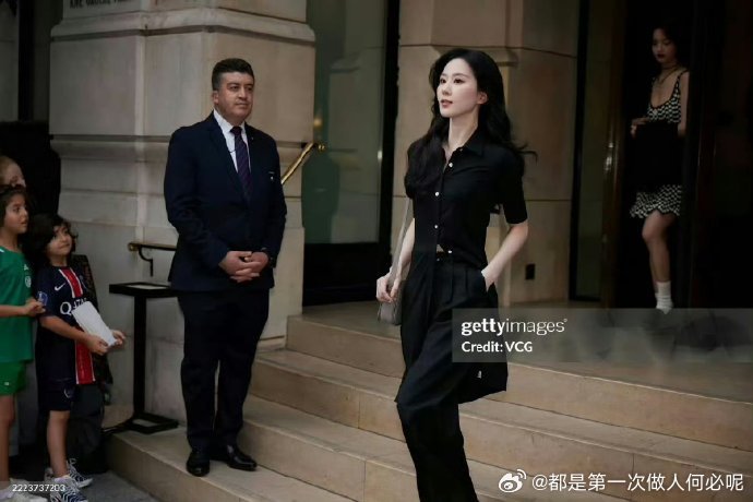哇塞！看 G 社镜头下的刘诗诗，黑色紧身衬衫凸显曼妙曲线，阔腿裤潇洒随性，被调侃