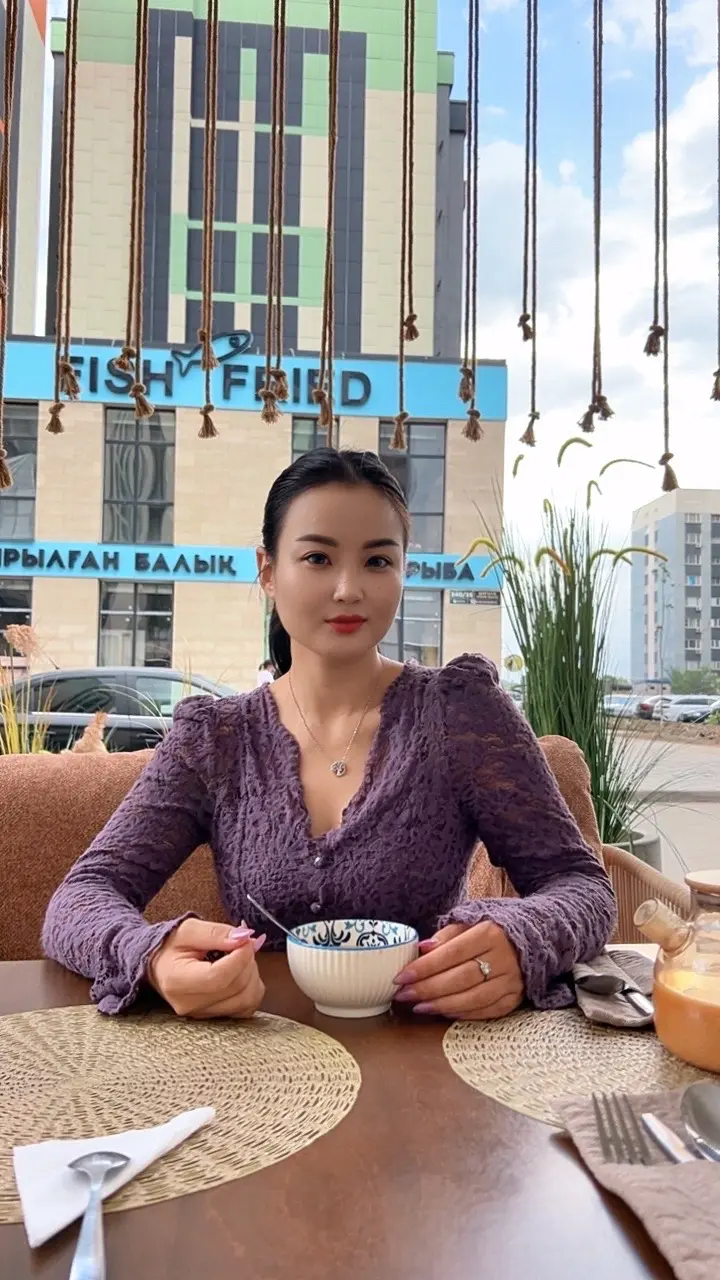 我有三颗心脏 一颗想远行 一颗又念家 还有一颗想挣很多钱